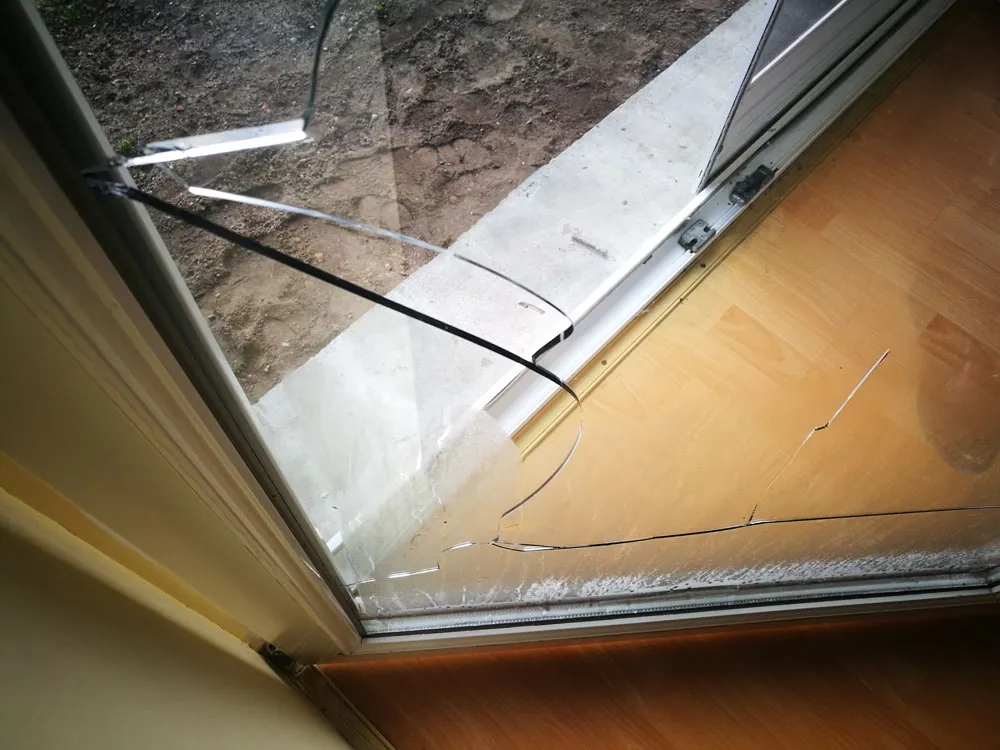 Pęknięta szyba w drzwiach balkonowych