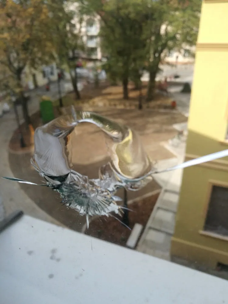 Uszkodzenie szyby po uderzeniu twardym przedmiotem