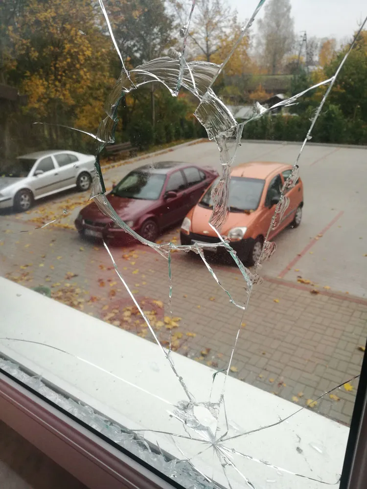 Rozbita szyba w oknie budynku